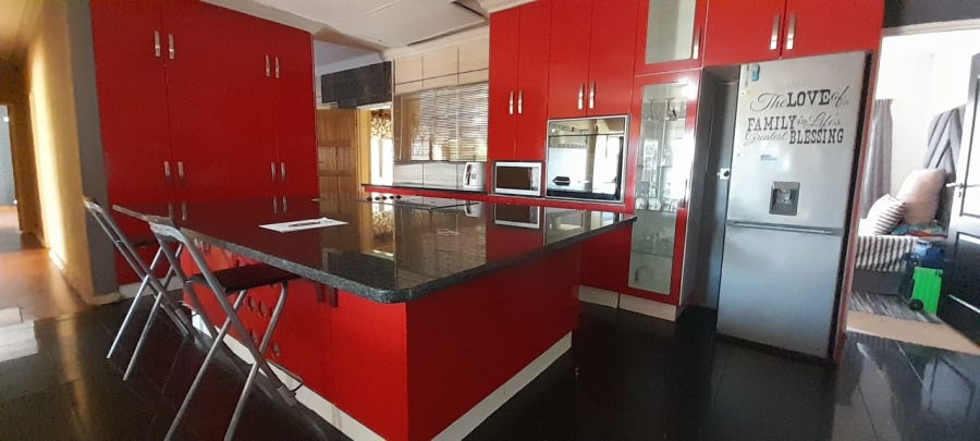 5 Bedroom Property for Sale in La Hoff North West